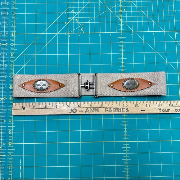 Vintage women’s stretch belt with faux leather and thunderbird details - Picture 6 of 7